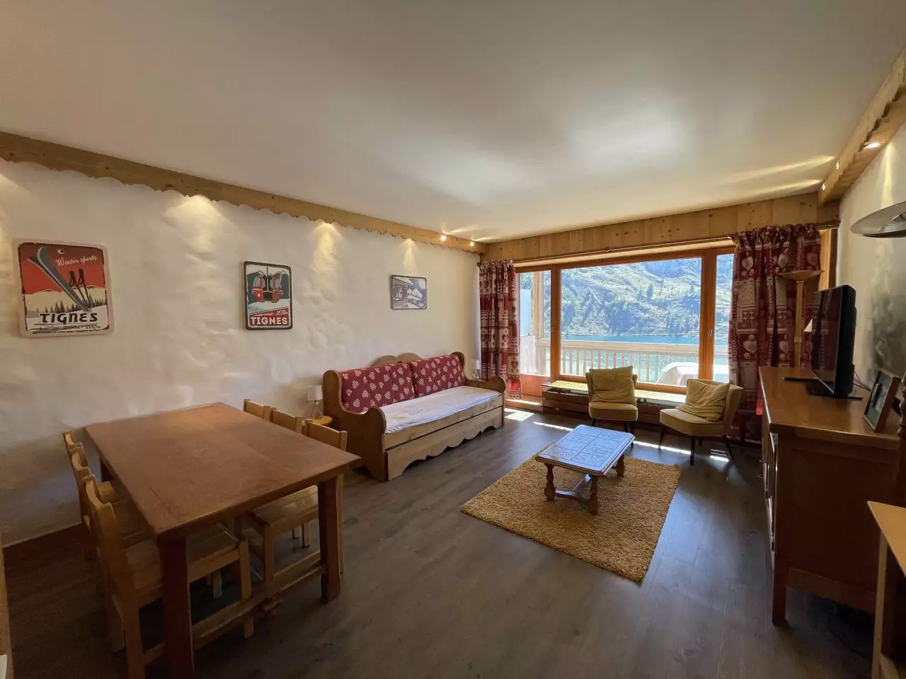 Appartement rénové · Proche des pistes et des commerces · Balcon vue dégagée sur le lac & le glacier